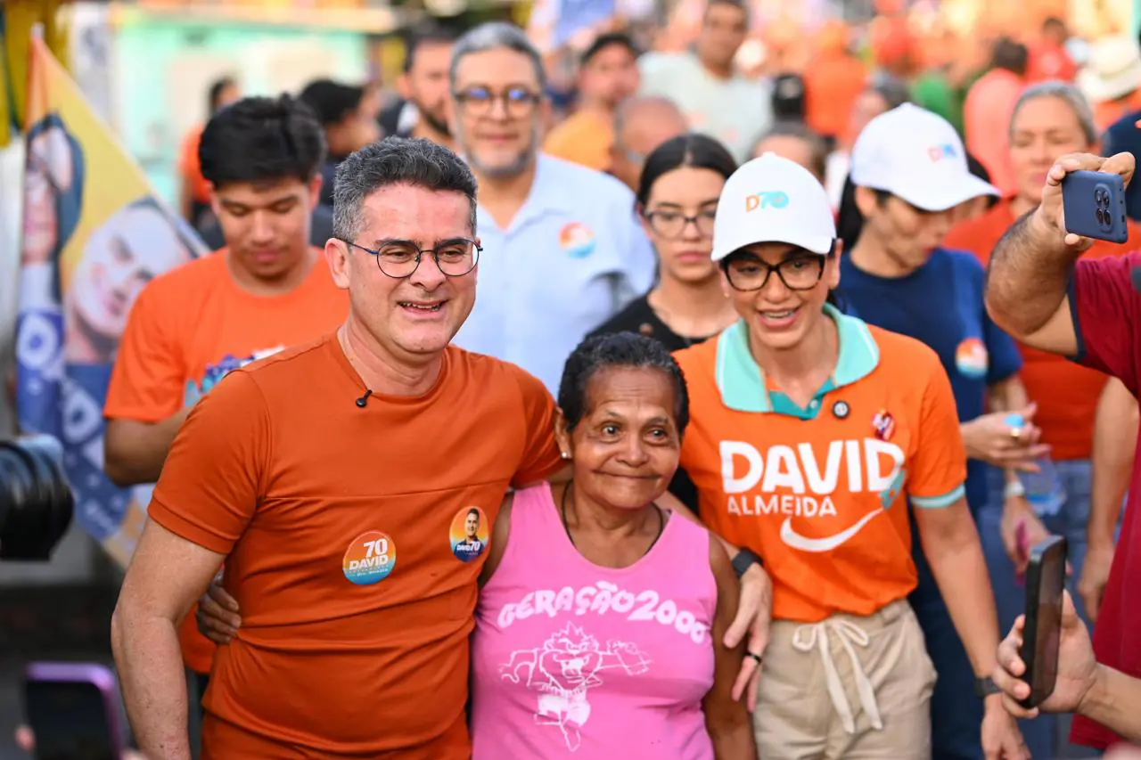 David Almeida e apoiadores durante campanha eleitoral