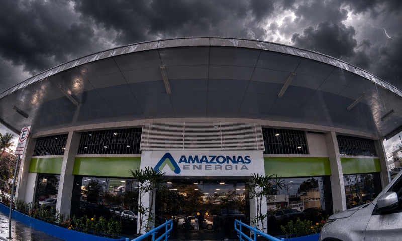 Passageira faz descoberta curiosa: absorvente encontrado preso dentro de capacete de moto por app em Manaus